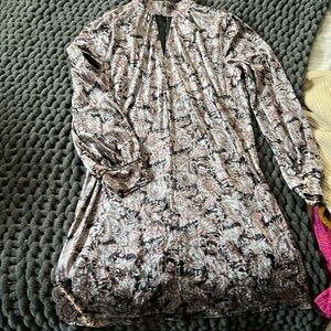 Melloday size smalll feels soft like velvet. New. Fits size small med.